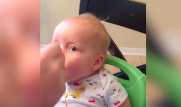 赤ちゃんが野菜選別マシンに？離乳食に野菜を感じると、間違いなく「ベー」なのだ！ 赤ちゃんTV