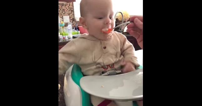 スプーンまで食べちゃいそう！赤ちゃんは興味津々。初めての離乳食はハプニングと笑いでいっぱい！ 赤ちゃんTV