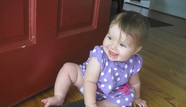 見つめる先には何がある？8ヶ月の赤ちゃんの笑顔に思わずキュンとくる♪ 赤ちゃんTV