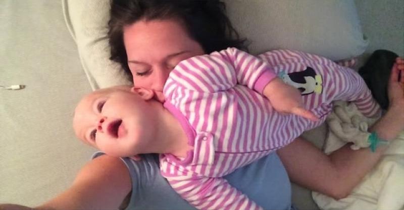 「ママ、いっしょだよ！」ママが好きすぎるあまり、寝込みを襲う赤ちゃんがかわいすぎる(笑) 赤ちゃんTV